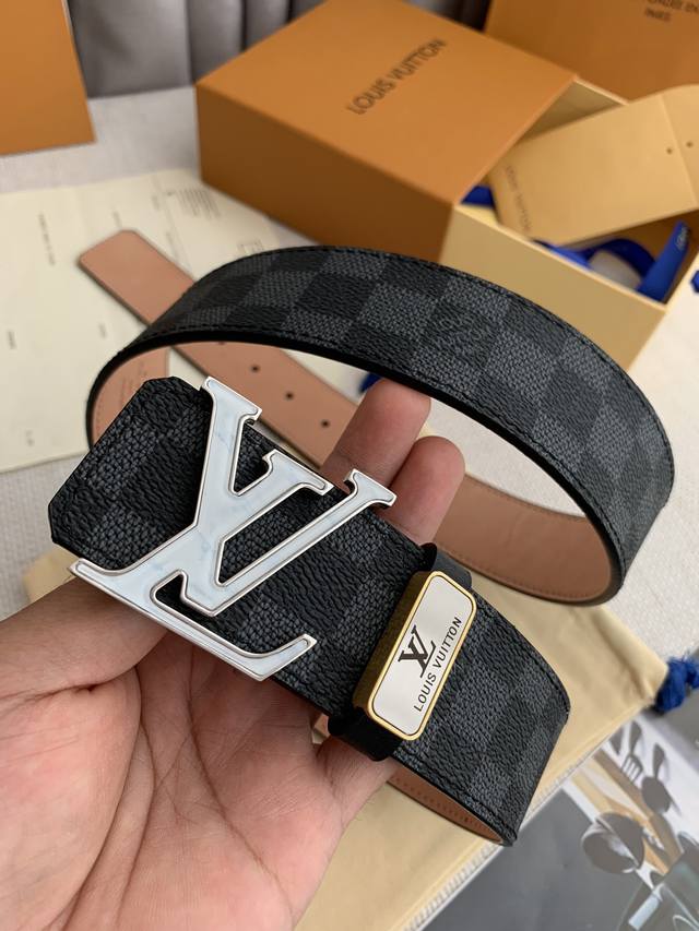 品名： Lv..路易..威登原单 型号：纯钢材质挂扣，新款亚克力花纹挂扣，头层牛皮，图片实物拍摄 材料：头层牛皮，挂扣系列，纯钢质扣头，钯镀电镀工艺永不掉色。黑