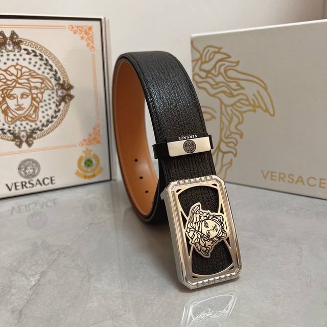 品名：Versace.范思哲 材质：原单牛皮腰带 百分百头层牛皮腰带保证真皮，24K纯钢扣，专柜原单品质、做工精细，时尚大牌，送人自用首选 包装： 请认准如图专