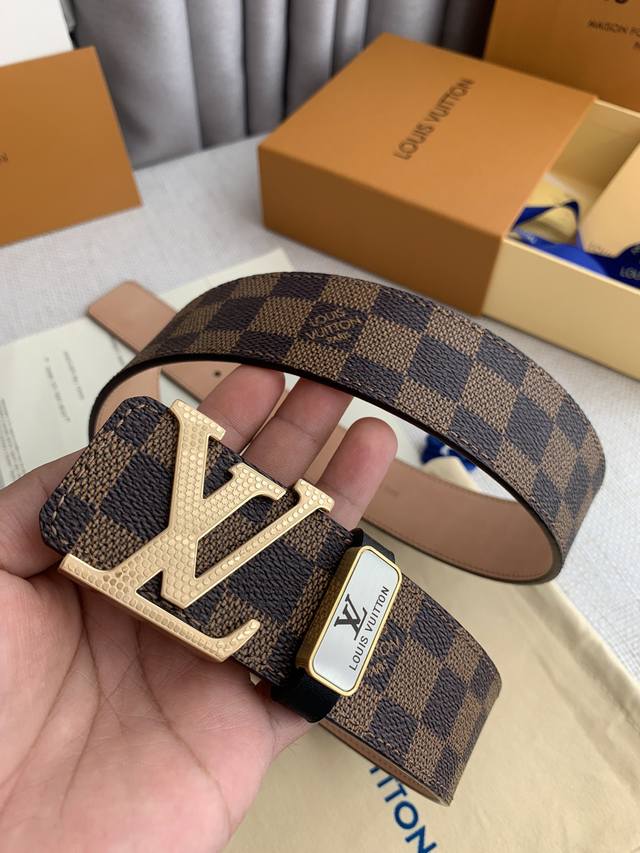 品名： Lv..路易..威登原单 型号：纯钢材质挂扣，新款花纹挂扣，头层牛皮，图片实物拍摄 材料：头层牛皮，挂扣系列，纯钢质扣头，钯镀电镀工艺永不掉色。经典咖格