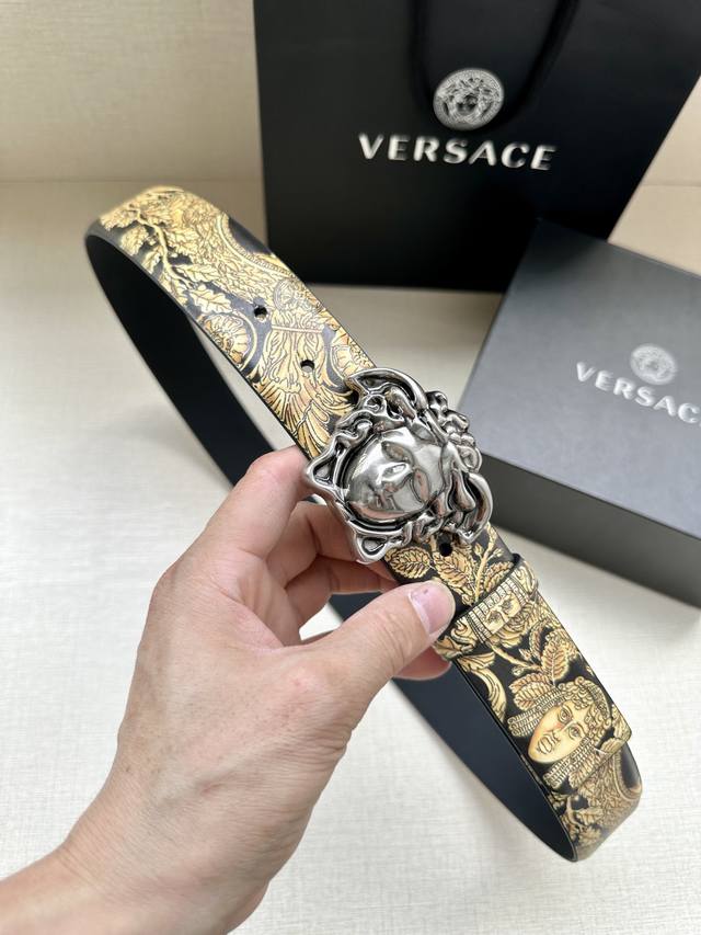 宽度4.0Cm Versace 范思哲 此款palazzo腰带采用牛皮革面料制作，并饰有le Pop Classique图案印花和标志性的美杜莎五金配件。