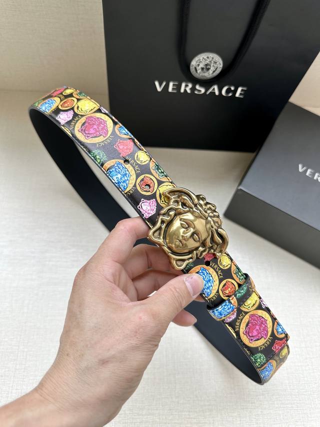 宽度4.0Cm Versace 范思哲 此款palazzo腰带采用牛皮革面料制作，并饰有le Pop Classique图案印花和标志性的美杜莎五金配件。