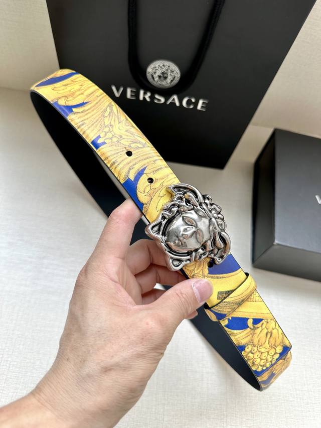 宽度4.0Cm Versace 范思哲 此款palazzo腰带采用牛皮革面料制作，并饰有le Pop Classique图案印花和标志性的美杜莎五金配件。