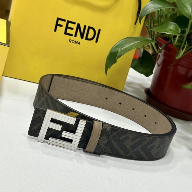 Fendi 芬迪 专柜同款 双环正反用腰带 Ff按钉搭扣 棕色cuoio Romano皮革材质 反面面料带有烟草黄和黑色ff图案 黑色珐琅金属饰面 时尚经典 百