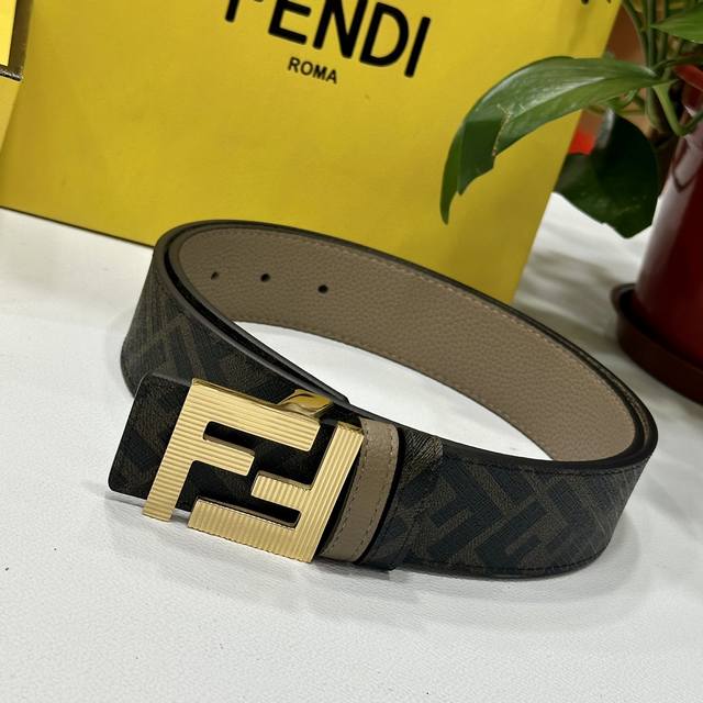 Fendi 芬迪 专柜同款 双环正反用腰带 Ff按钉搭扣 棕色cuoio Romano皮革材质 反面面料带有烟草黄和黑色ff图案 黑色珐琅金属饰面 时尚经典 百