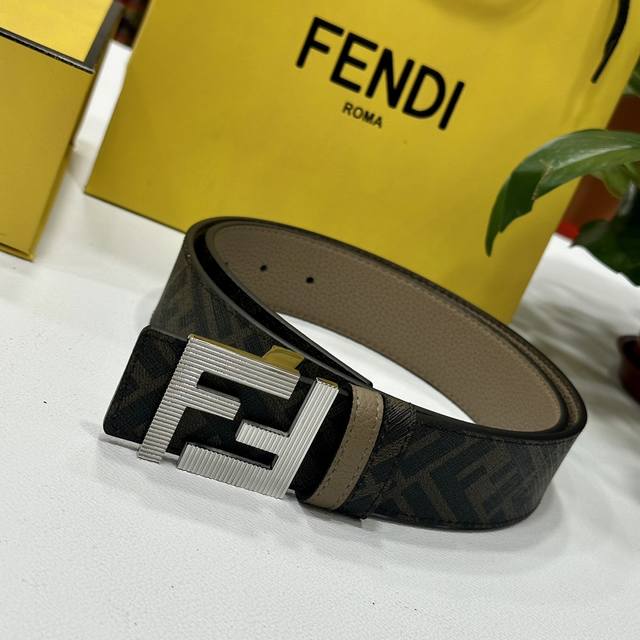 Fendi 芬迪 专柜同款 双环正反用腰带 Ff按钉搭扣 棕色cuoio Romano皮革材质 反面面料带有烟草黄和黑色ff图案 黑色珐琅金属饰面 时尚经典 百