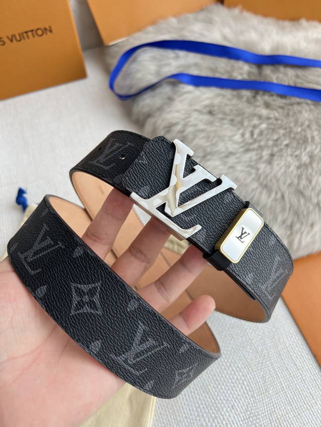 品名： Lv..路易..威登腰带皮带原单 型号：挂扣，经典纯钢材质挂扣，头层牛皮，图片实物拍摄 材料：头层牛皮，挂扣系列，纯钢材质扣头，钯镀电镀工艺永不掉色。原