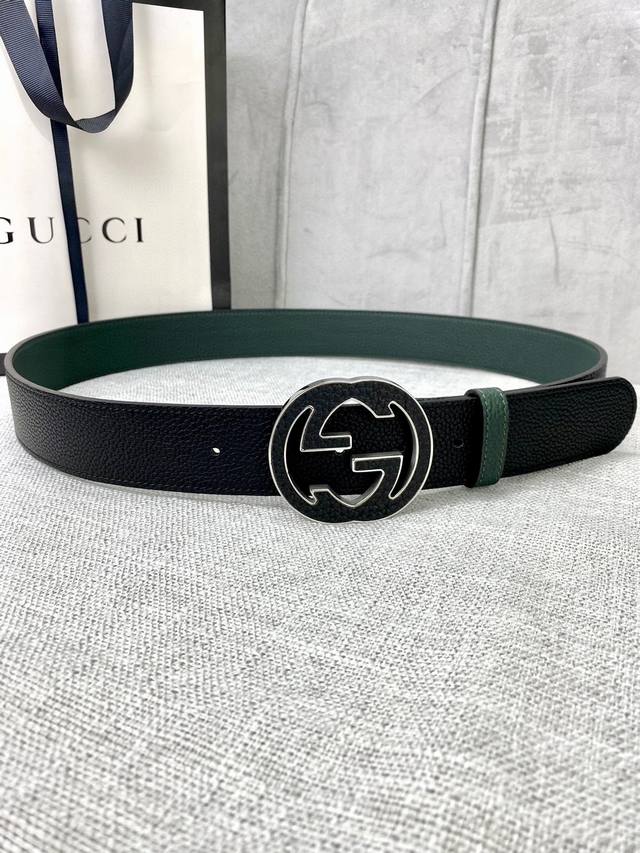 宽度3.8Cm Gucci Gg Marmont系列每一季都会推陈出新，为灵感源于70年代的标志性原版gg6.0Cm钢扣配件注入现代精髓。这款双色头层牛皮腰带