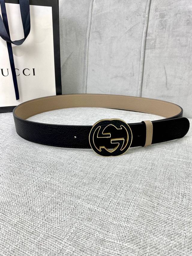 宽度3.8Cm Gucci Gg Marmont系列每一季都会推陈出新，为灵感源于70年代的标志性原版gg6.0Cm钢扣配件注入现代精髓。这款双色头层牛皮腰带