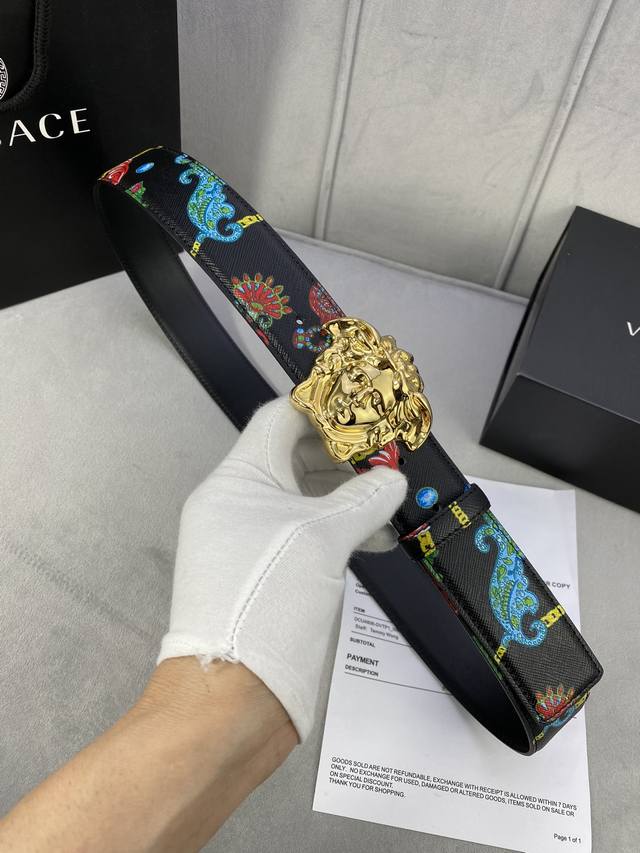 宽度4.0Cm Versace 范思哲 此款palazzo腰带采用牛皮革面料制作，并饰有le Pop Classique图案印花和标志性的美杜莎五金配件。