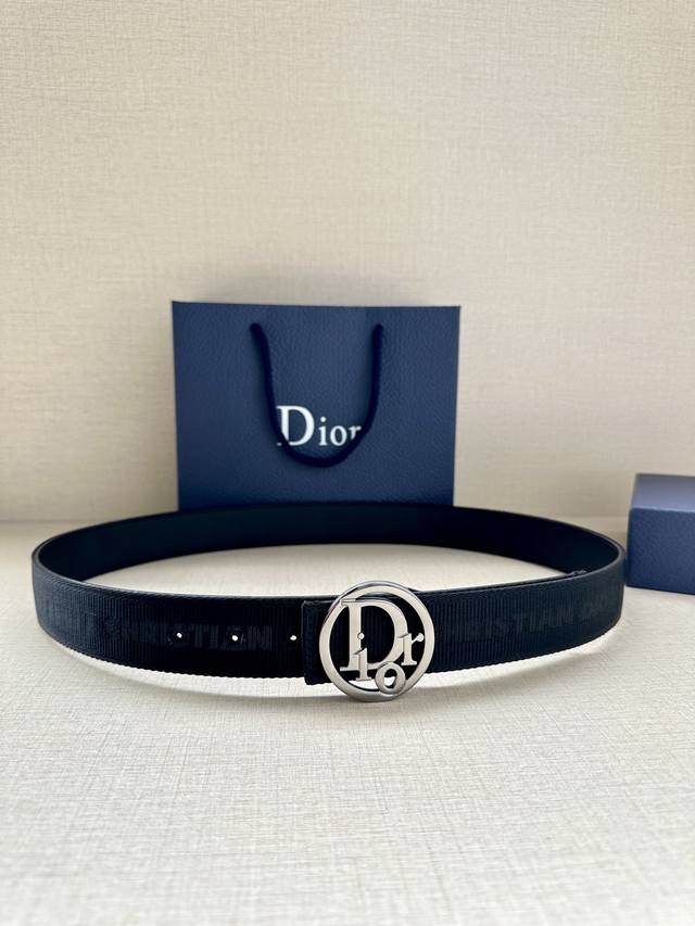 Dior 宽度3.5Cm 这款金色饰面黄铜腰带扣是春季系列新品，致敬经典的 Oblique 图案。可与各式 35 毫米腰带搭配，彰显优雅气质与视觉风格。