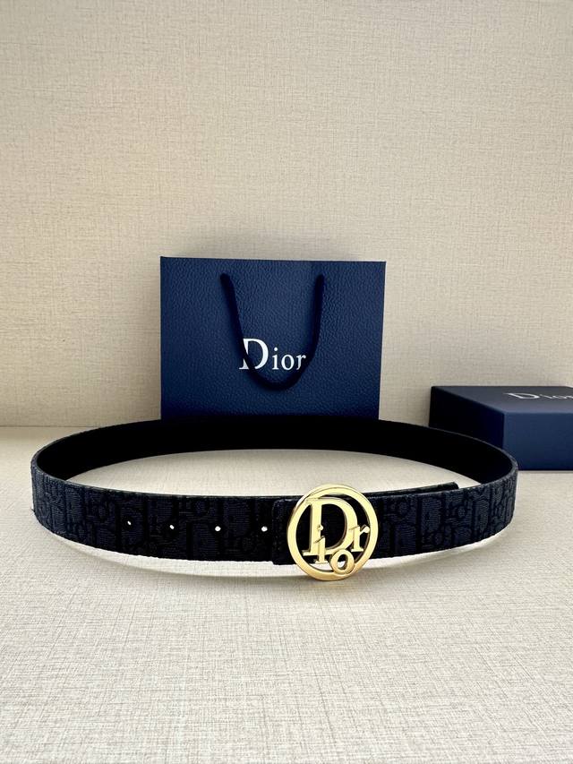 Dior 宽度3.5Cm 这款金色饰面黄铜腰带扣是春季系列新品，致敬经典的 Oblique 图案。可与各式 35 毫米腰带搭配，彰显优雅气质与视觉风格。