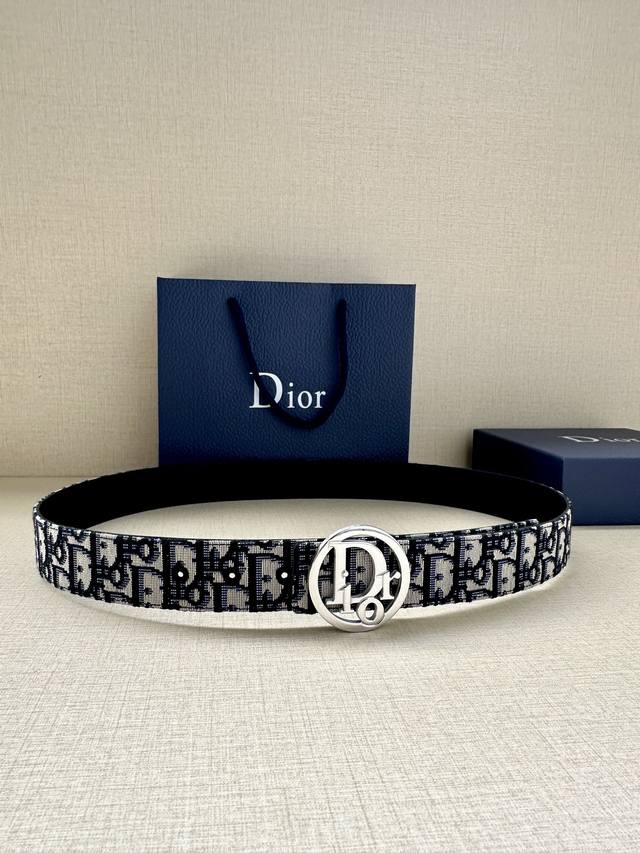 Dior 宽度3.5Cm 这款金色饰面黄铜腰带扣是春季系列新品，致敬经典的 Oblique 图案。可与各式 35 毫米腰带搭配，彰显优雅气质与视觉风格。