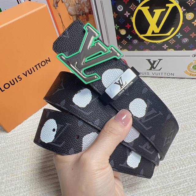 品名：Lv..路易..威登 材质：原单牛皮腰带 百分百头层牛皮腰带保证真皮，24K纯钢扣，专柜原单品质、做工精细，时尚大牌，送人自用首选 包装： 请认准如图专柜