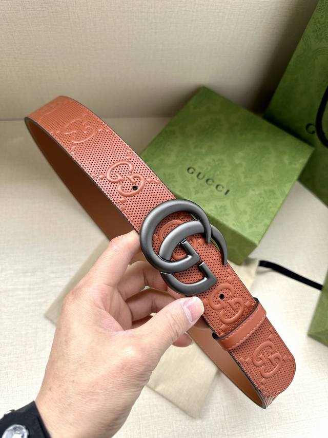 宽度4.0Cm Gucci 这款单品将品牌的过去与未来贯通在一起，以现代风格的全新设计诠释了经典设计元素。Guccio Gucci字母交织图案巧妙融入纹理和材质