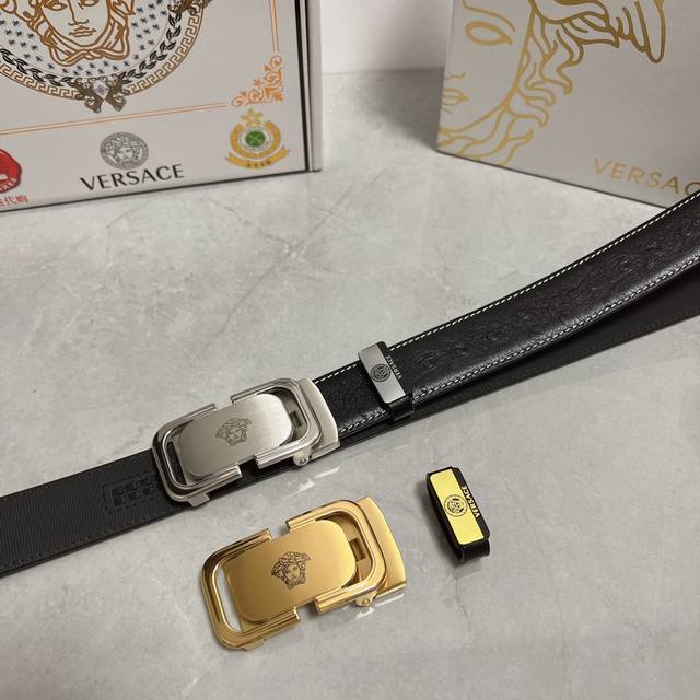 品名：Versace.范思哲 自动带 材质：原单牛皮腰带 百分百头层牛皮腰带保证真皮，24K纯钢扣，专柜原单品质、做工精细，时尚大牌，送人自用首选 包装： 请认