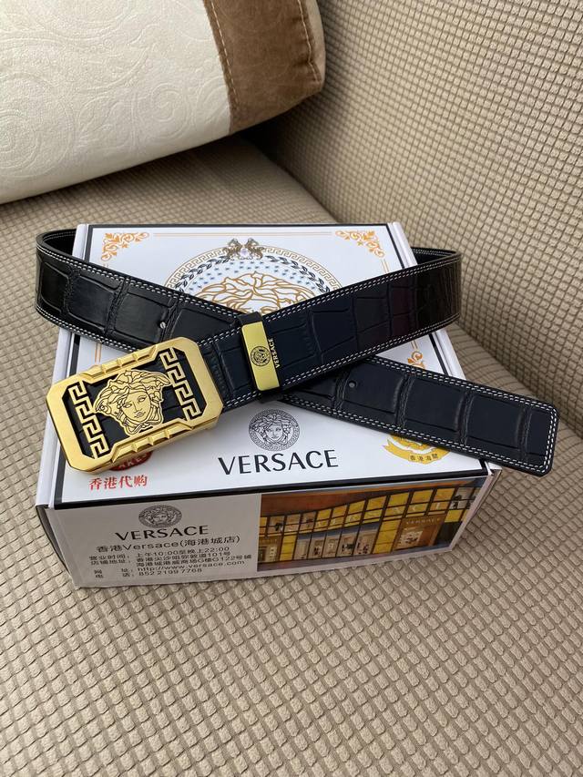 品名：Versace.范思哲 材质：原单牛皮腰带 百分百头层牛皮腰带保证真皮，24K纯钢扣，专柜原单品质、做工精细，时尚大牌，送人自用首选 包装： 请认准如图专