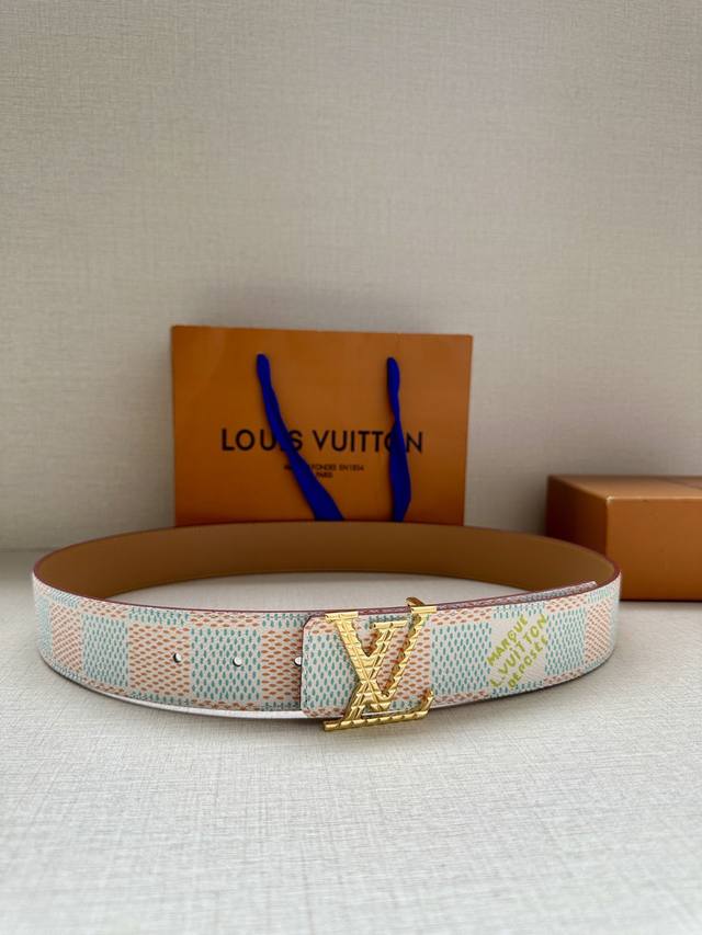 4.0宽 本款 Lv Initials 双面腰带凝聚 Pharrell Williams 对典藏设计的灵感探索，通过焕新 Damier 图案和 Marque L