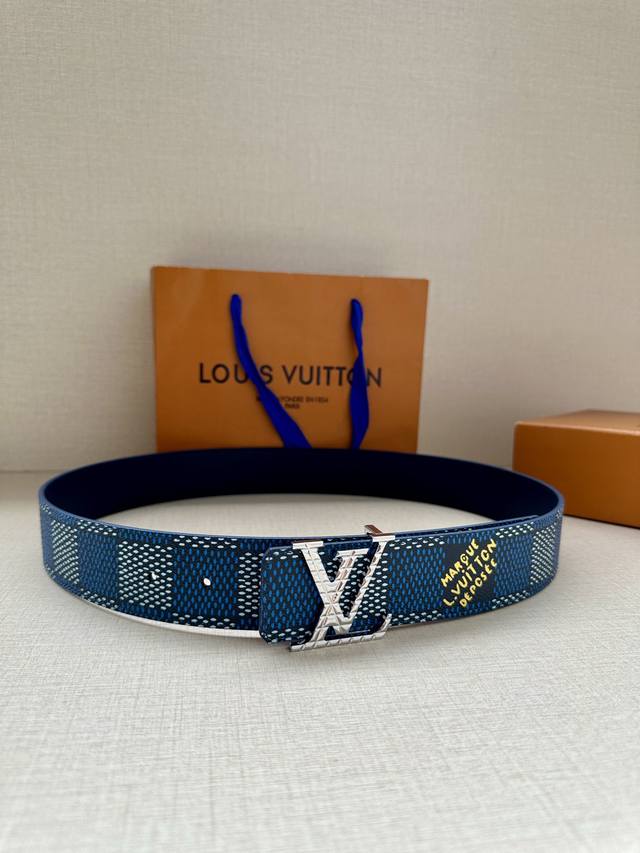 4.0宽 本款 Lv Initials 双面腰带凝聚 Pharrell Williams 对典藏设计的灵感探索，通过焕新 Damier 图案和 Marque L