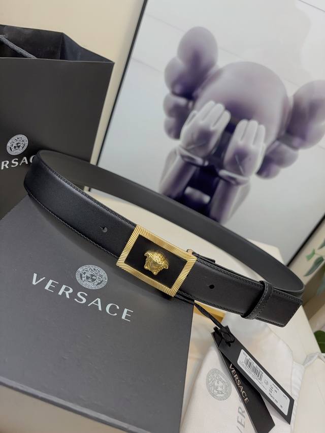 范思哲versace，此款腰带采用精美的意大利皮革于意大利制造。3.5Cm宽