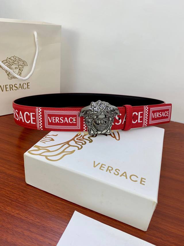 宽度4.0Cm Versace 范思哲 爆款十字纹印花搭配经典人头：此款腰带配有醒目的美杜莎头像搭扣，可为任何造型增添几分立体雅致效果。