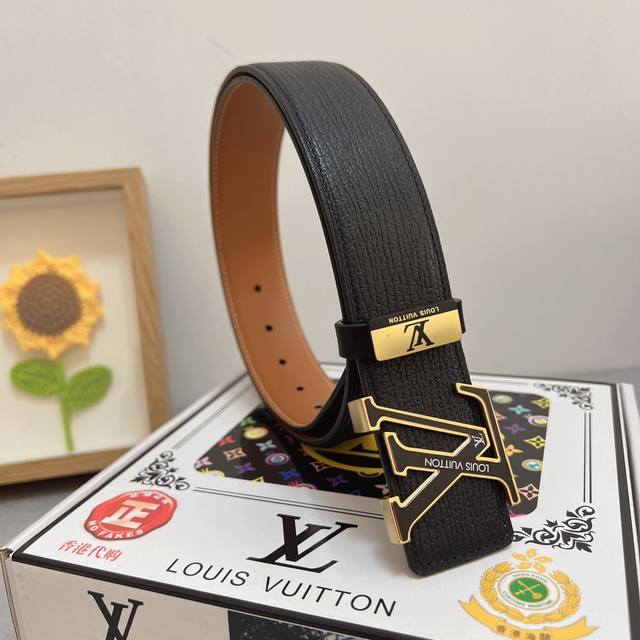 品名：Lv..路易..威登 材质：原单牛皮腰带 百分百头层牛皮腰带保证真皮，24K纯钢扣，专柜原单品质、做工精细，时尚大牌，送人自用首选 包装： 请认准如图专柜