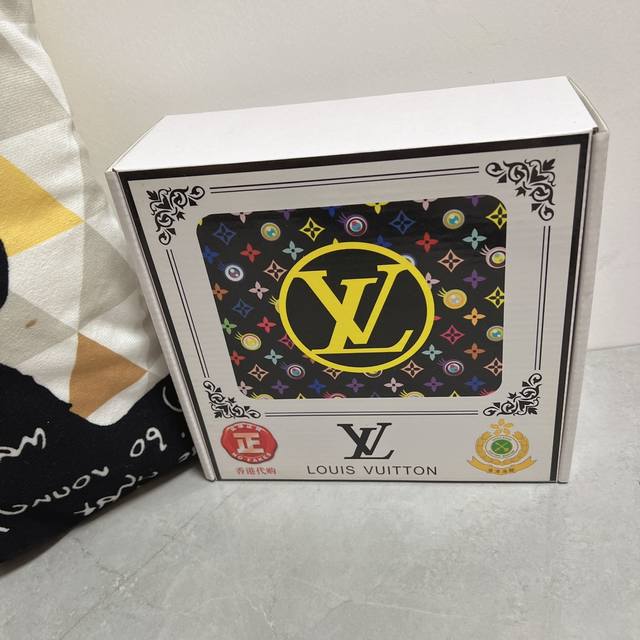 品名：Lv..路易..威登原单 材质：原单牛皮腰带 百分百头层牛皮腰带保证真皮，24K纯钢扣，专柜原单品质、做工精细，时尚大牌，送人自用首选 包装： 请认准如图