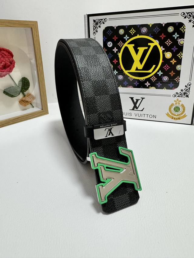 品名：Lv..路易..威登 材质：原单牛皮腰带 百分百头层牛皮腰带保证真皮，24K纯钢扣，专柜原单品质、做工精细，时尚大牌，送人自用首选 包装： 请认准如图专柜