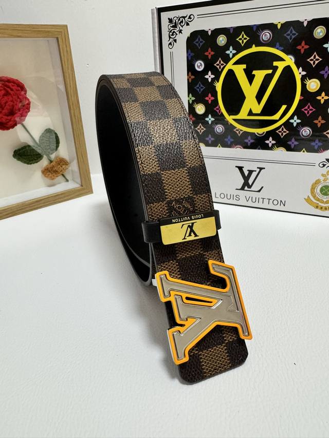 品名：Lv..路易..威登 材质：原单牛皮腰带 百分百头层牛皮腰带保证真皮，24K纯钢扣，专柜原单品质、做工精细，时尚大牌，送人自用首选 包装： 请认准如图专柜