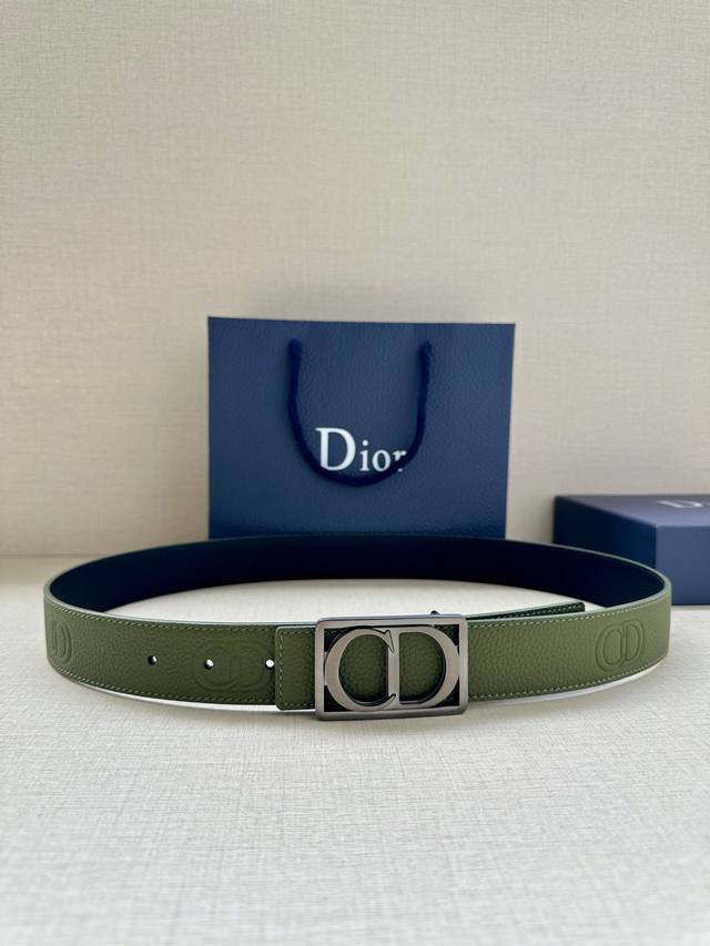 特 宽度3.5cm Dior 这款腰带扣是春、秋季新品，采用金属覆层纯不锈钢打造镂空金属饰牌，中间突显 CD Icon 标志。可与各式 35 毫米腰带搭配，提升