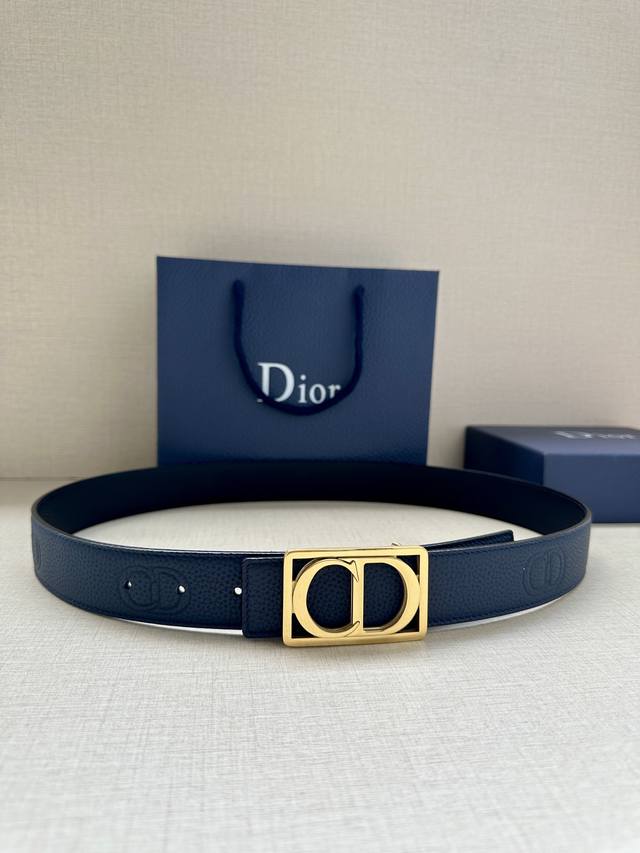 特 宽度3.5cm Dior 这款腰带扣是春、秋季新品，采用金属覆层纯不锈钢打造镂空金属饰牌，中间突显 CD Icon 标志。可与各式 35 毫米腰带搭配，提升