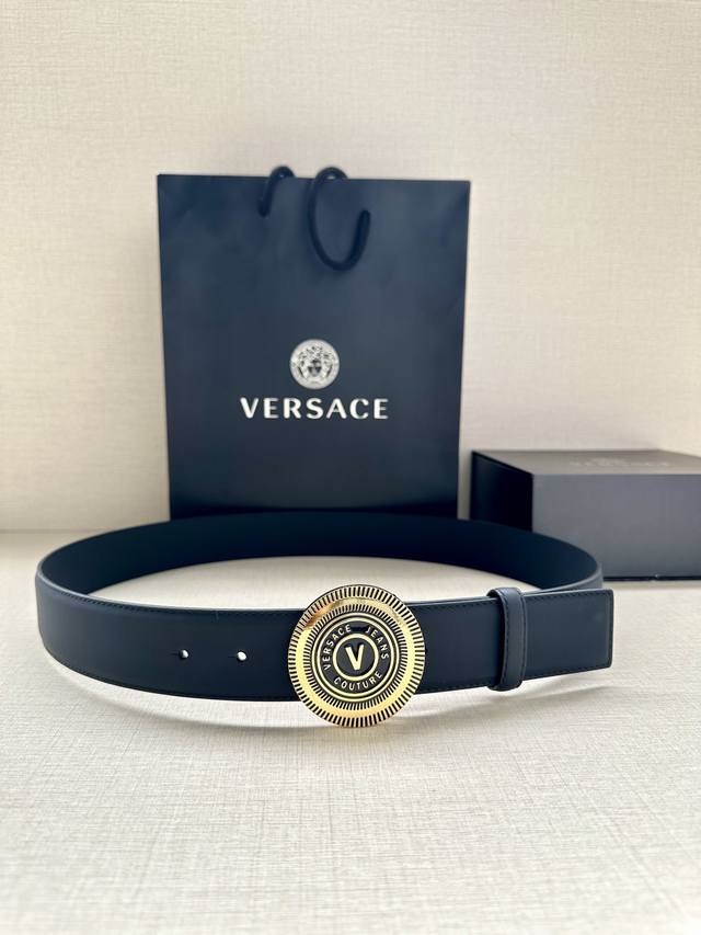 特 宽度3.8cm VERSACE JEANS COUTURE 牛皮革V-EMBLEM板扣式皮带、饰有La Greca彰显个性设计。该铆钉腰带饰有La Grec