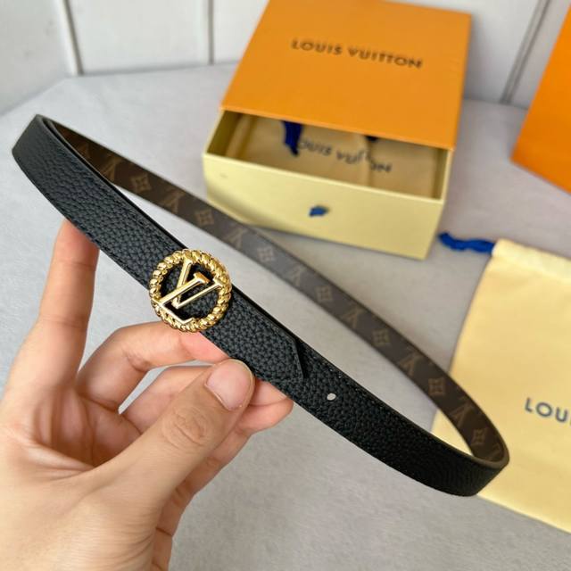 特 寬度：20mm Lv S-Lock系列 寬度20mm 驢家法國驢女士腰帶 全新風格定制帆布面料襯托細膩的進口小牛皮 全新設計搭扣 融入字母和花卉图案 与腰带