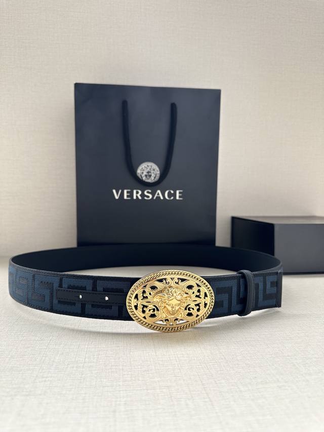 特 宽度3.8cm VERSACE 织物腰带，饰有提花Greca图案，配有La Medusa搭扣。 La Medusa五金配件 搭扣闭合 面料：100%锦纶 里