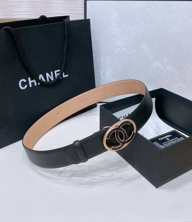 特 Chanel 24c 特别的珐琅镂空金属、黄铜进口包真金板扣、双牛皮头层小牛皮腰带. 质感打造、点缀亮眼整体非常别致、具有亮点. 值得购入珍藏！4cm精品