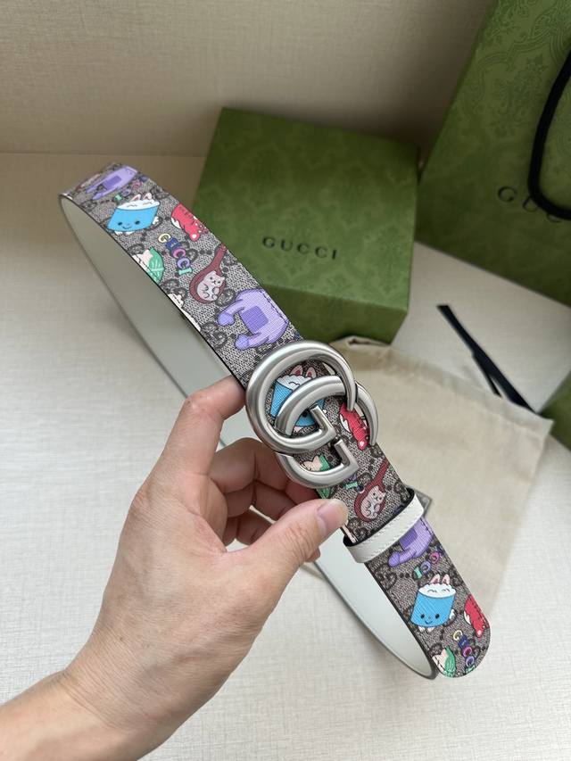 特 宽度3.8cm GUCCI GG Marmont系列每一季都会推陈出新，为灵感源于70年代的标志性GG配件注入宠物现代精髓。这款GG Supreme帆布腰带