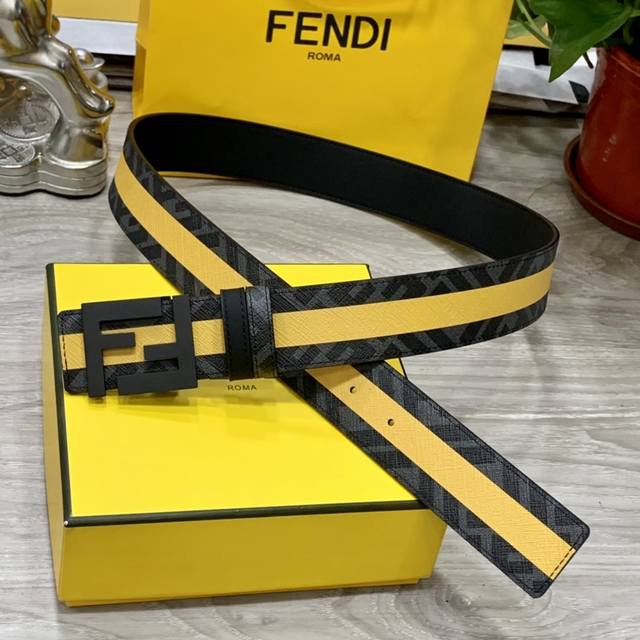 特 FENDI 芬迪 专柜同款 宽4.0CM 双环正反用腰带 FF按钉搭扣 黑色Cuoio Romano皮革材质 反面面料带有烟草黄和黑色FF图案 四方满钻金属