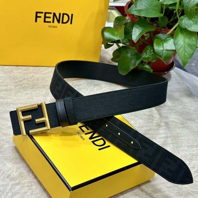 特 FENDl 芬迪 专柜同款 宽3.8CM 原版定制布料 FF图案布料材质 黑色皮革内衬 单钉镀钯金属配件 时尚潮流 经典系列