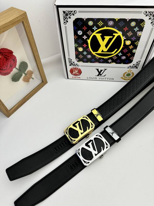 品名：LV..路易..威登自动带 材质：原单牛皮腰带 百分百头层牛皮腰带保证真皮，24K纯钢扣，专柜原单品质、做工精细，时尚大牌，送人自用首选 包装： 请认准如