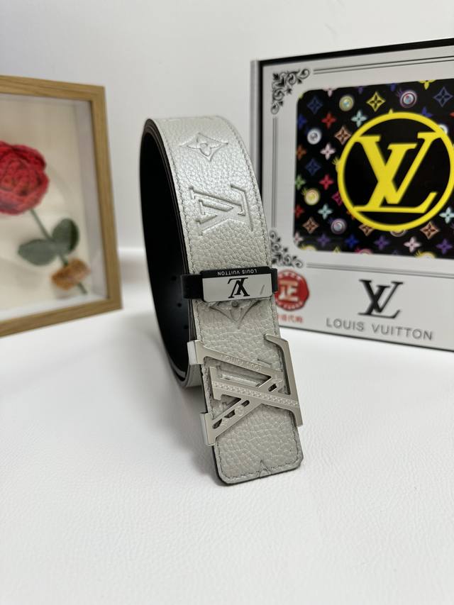 品名：LV..路易..威登 材质：原单牛皮腰带 百分百头层牛皮腰带保证真皮，24K纯钢扣，专柜原单品质、做工精细，时尚大牌，送人自用首选 包装： 请认准如图专柜