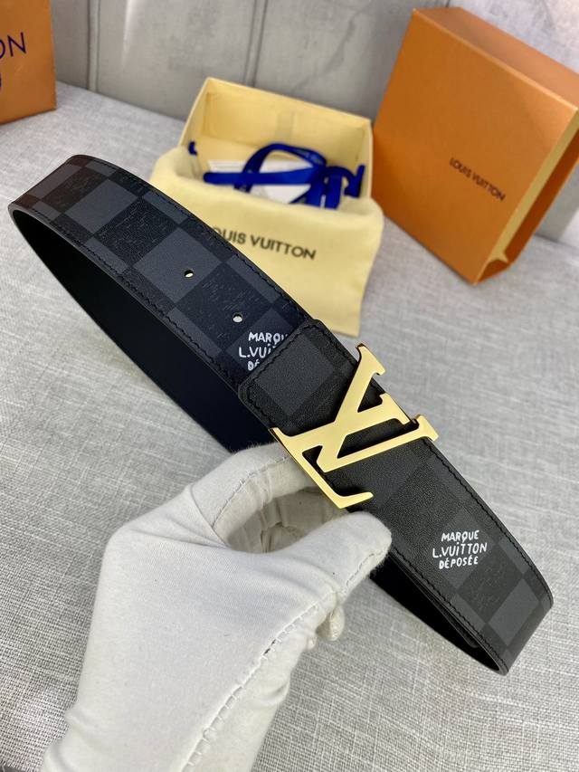 4.0宽 Initials 双面腰带将 Louis Vuitton Marque Déposée 标识融入 Damier Archives 图案，翻转即现经典素