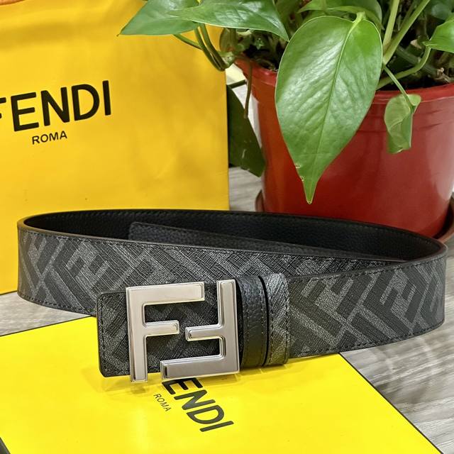 FENDI 芬迪 专柜同款 宽4.0CM 双环正反用腰带 FF按钉搭扣 黑色Cuoio Romano皮革材质 反面面料带有烟草黄和黑色FF图案 四方金属饰面 时