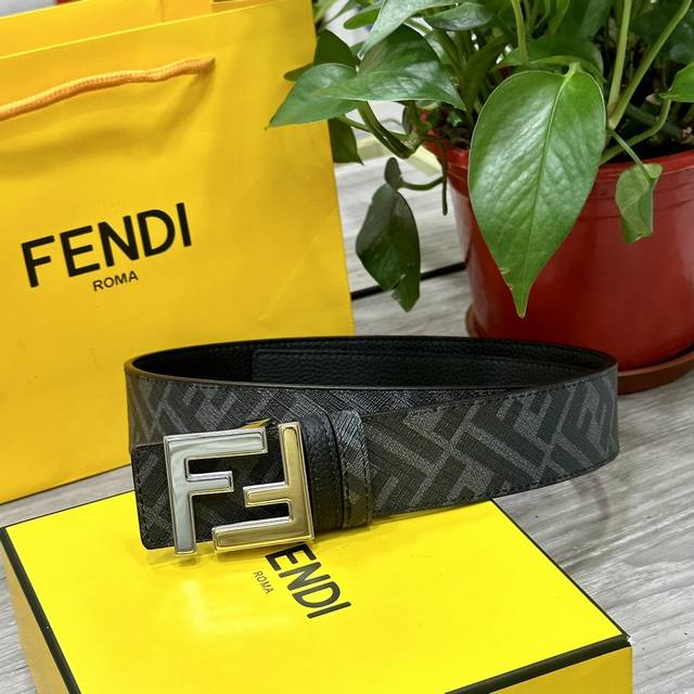 FENDI 芬迪 专柜同款 宽4.0CM 双环正反用腰带 FF按钉搭扣 黑色Cuoio Romano皮革材质 反面面料带有烟草黄和黑色FF图案 四方金属饰面 时