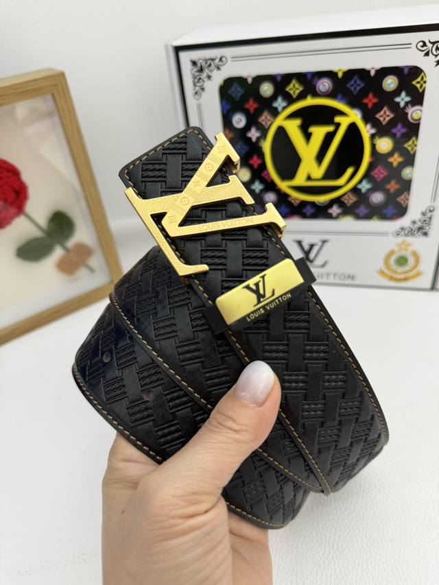 品名：LV..路易..威登原单 材质：原单牛皮腰带 百分百头层牛皮腰带保证真皮，24K纯钢扣，专柜原单品质、做工精细，时尚大牌，送人自用首选 包装： 请认准如图