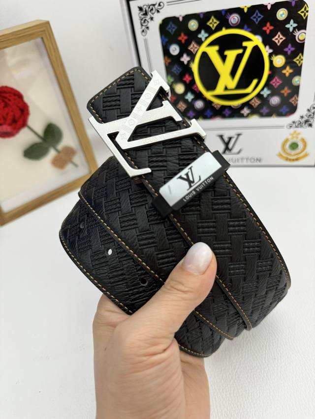 品名：LV..路易..威登原单 材质：原单牛皮腰带 百分百头层牛皮腰带保证真皮，24K纯钢扣，专柜原单品质、做工精细，时尚大牌，送人自用首选 包装： 请认准如图