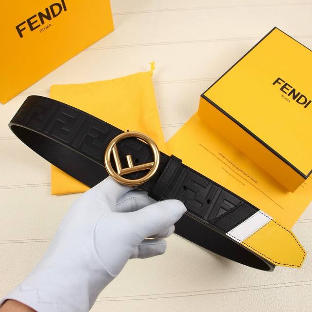 FENDI 芬迪 宽38MM 标志造型宽皮带。原版针扣，进口原版小牛皮制成。印有浮雕黑FF 图案。镀金表面金属制品，品质保证。