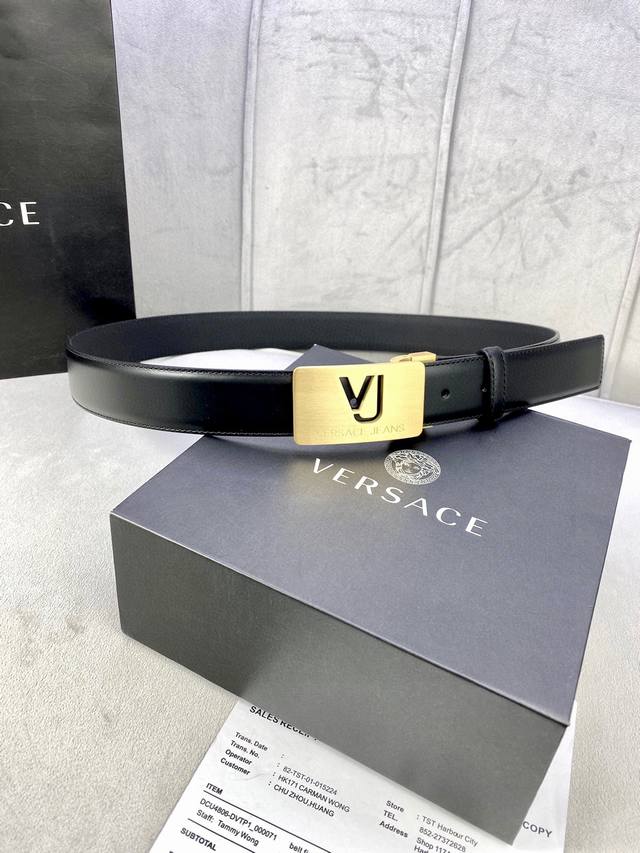 宽度3.5cm VERSACE 范思哲 此款光滑平纹小牛皮腰带饰有一枚几何形状的希腊回纹搭扣，可搭配正装或休闲装。