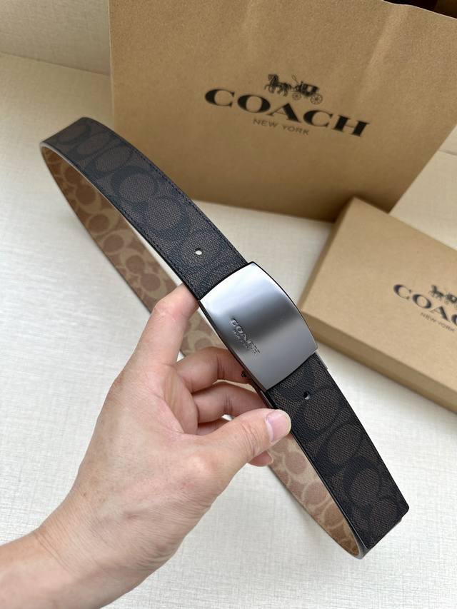 3.7cm 宽 COACH 这款双面腰带采用一面黑布 卡其面料制作，配有经典标志带扣，一款产品，两种外观。其合身度可个性定制，可用剪刀进行剪裁。 可裁剪 双面使