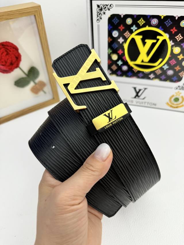 品名：LV..路易..威登原单 材质：原单牛皮腰带 百分百头层牛皮腰带保证真皮，24K纯钢扣，专柜原单品质、做工精细，时尚大牌，送人自用首选 包装： 请认准如图