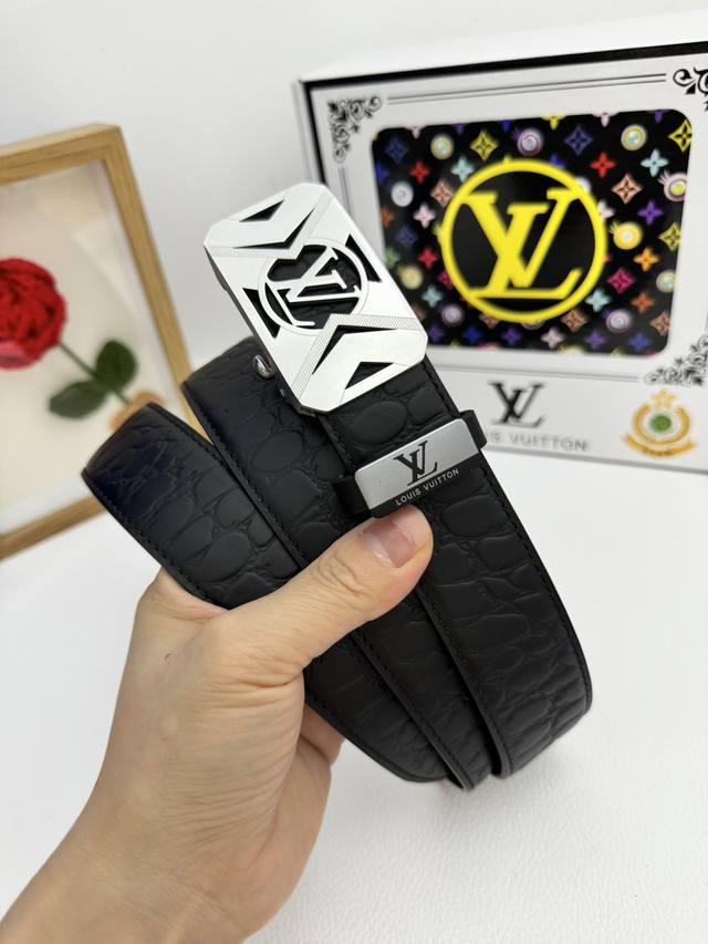 品名：LV..路易..威登自动带 材质：原单牛皮腰带 百分百头层牛皮腰带保证真皮，24K纯钢扣，专柜原单品质、做工精细，时尚大牌，送人自用首选 包装： 请认准如