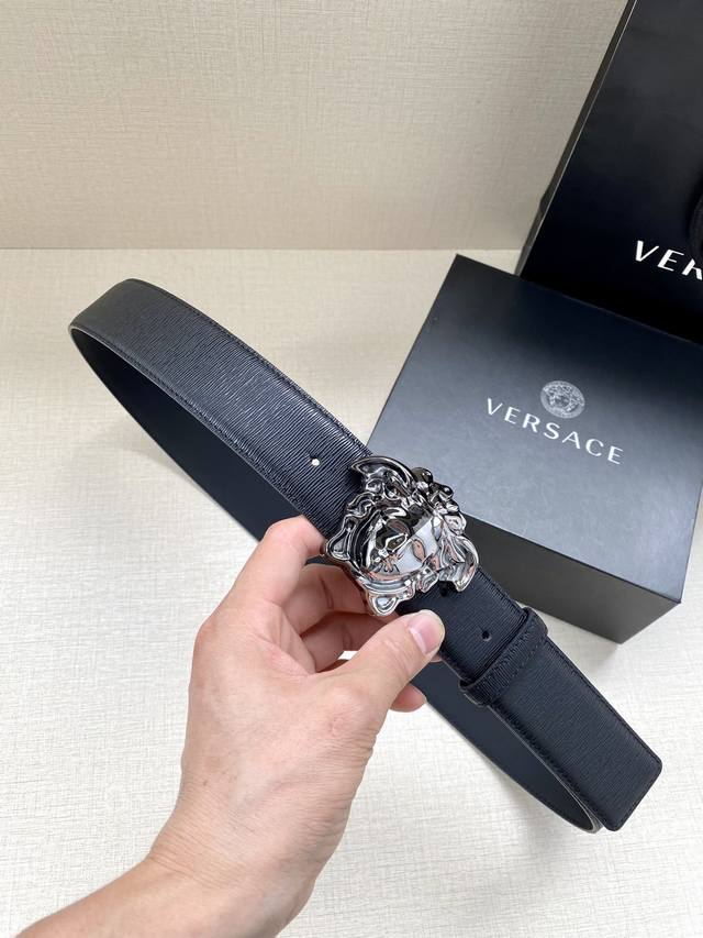 VERSACE 宽度3.8cm 此款时尚的腰带采用粒面小牛皮革精制而成，饰有立体美杜莎搭扣。